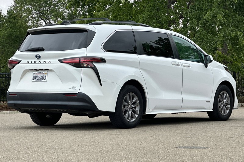 Toyota Sienna Vehicle Full-screen Gallery Image 04
