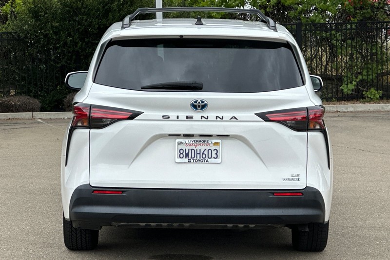 Toyota Sienna Vehicle Full-screen Gallery Image 05