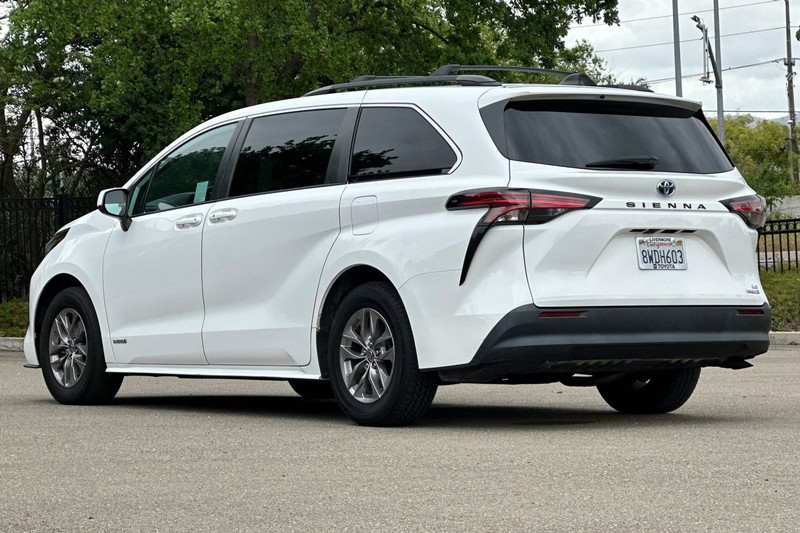 Toyota Sienna Vehicle Full-screen Gallery Image 06