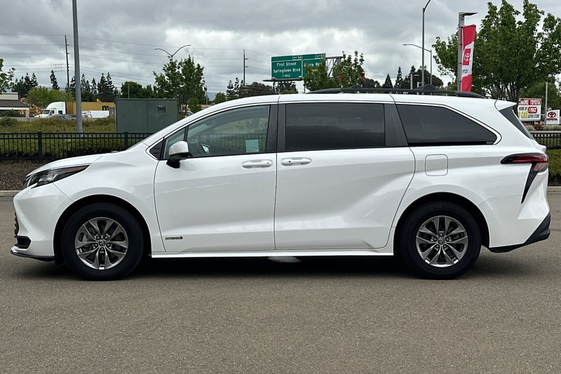 Toyota Sienna Vehicle Full-screen Gallery Image 08