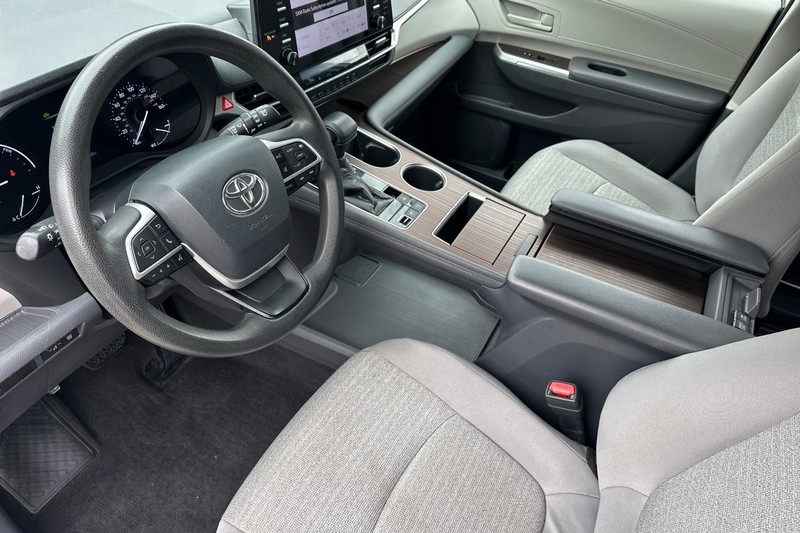 Toyota Sienna Vehicle Full-screen Gallery Image 11