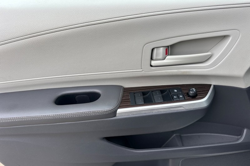 Toyota Sienna Vehicle Full-screen Gallery Image 12