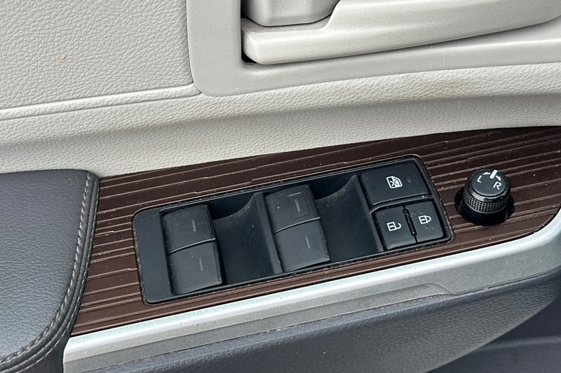 Toyota Sienna Vehicle Full-screen Gallery Image 13