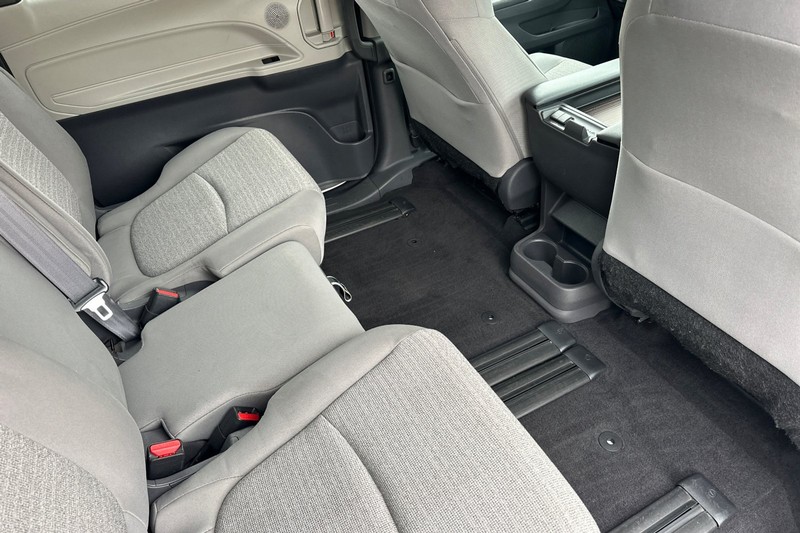 Toyota Sienna Vehicle Full-screen Gallery Image 19