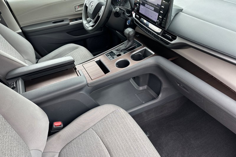 Toyota Sienna Vehicle Full-screen Gallery Image 20