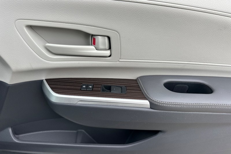 Toyota Sienna Vehicle Full-screen Gallery Image 22