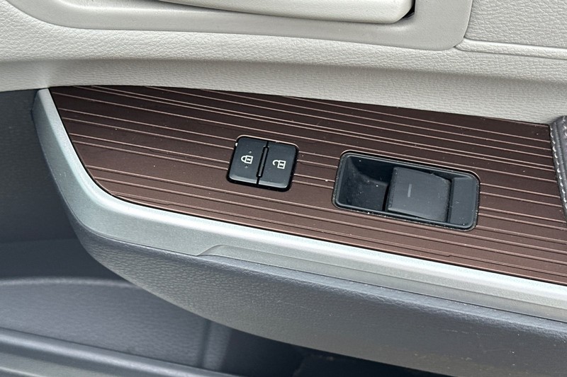 Toyota Sienna Vehicle Full-screen Gallery Image 23