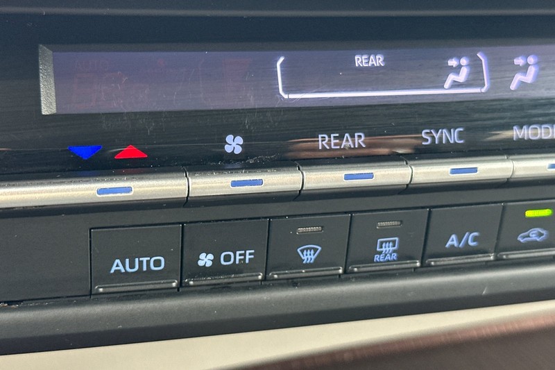 Toyota Sienna Vehicle Full-screen Gallery Image 30
