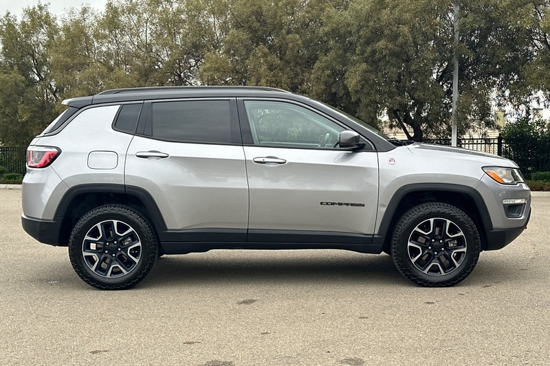Jeep Compass Vehicle Full-screen Gallery Image 03