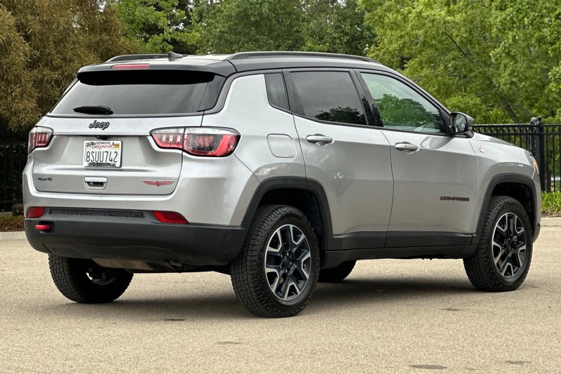 Jeep Compass Vehicle Full-screen Gallery Image 04
