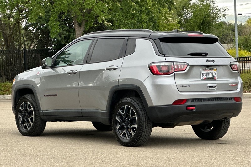 Jeep Compass Vehicle Full-screen Gallery Image 06