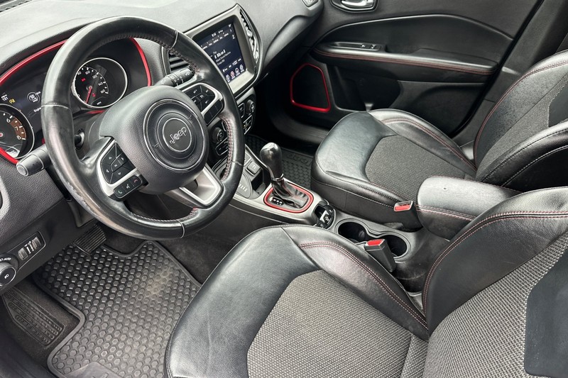 Jeep Compass Vehicle Full-screen Gallery Image 10