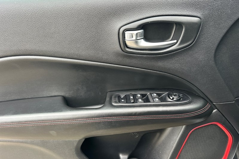 Jeep Compass Vehicle Full-screen Gallery Image 11