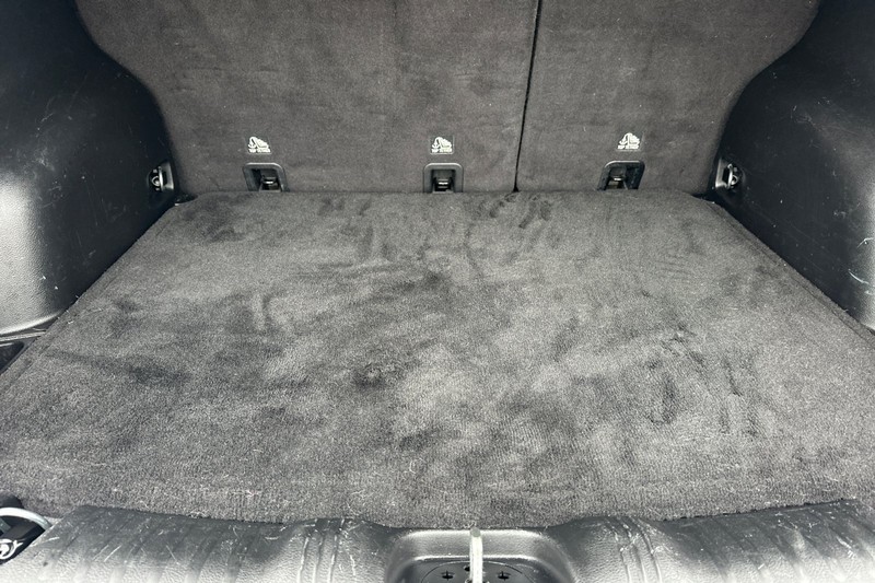Jeep Compass Vehicle Full-screen Gallery Image 17