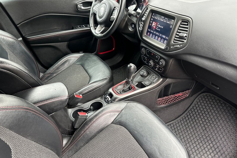Jeep Compass Vehicle Full-screen Gallery Image 19