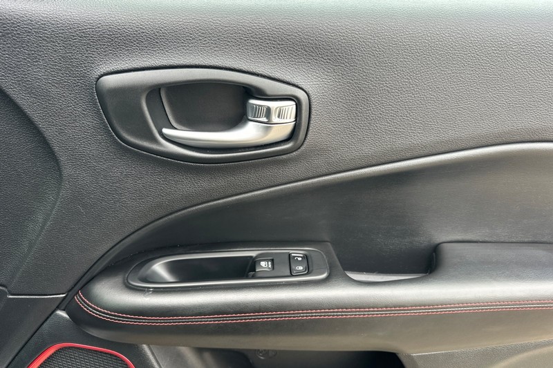 Jeep Compass Vehicle Full-screen Gallery Image 21