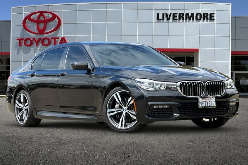 BMW 7 Series Vehicle Full-screen Gallery Image 02