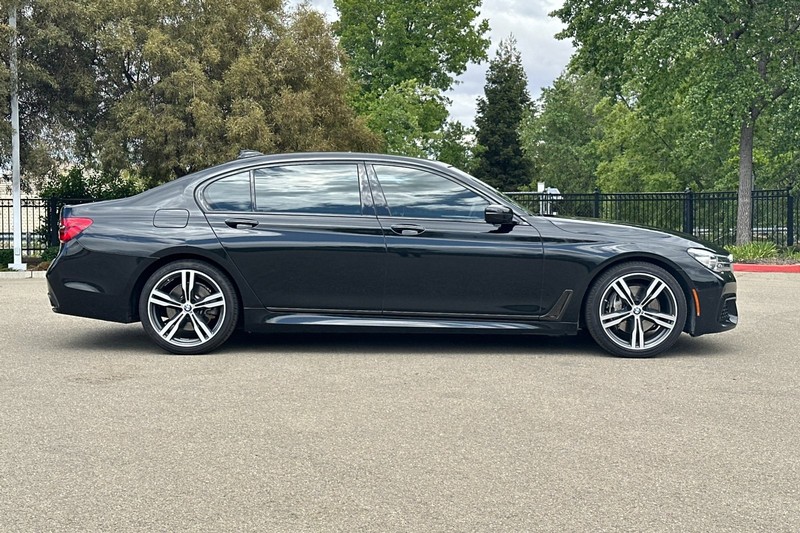 BMW 7 Series Vehicle Full-screen Gallery Image 03
