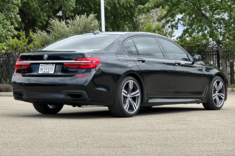 BMW 7 Series Vehicle Full-screen Gallery Image 04