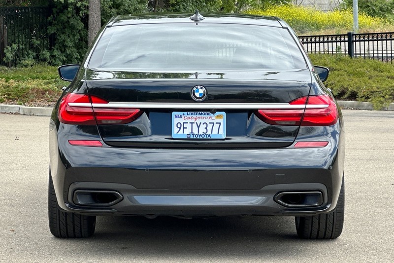 BMW 7 Series Vehicle Full-screen Gallery Image 05