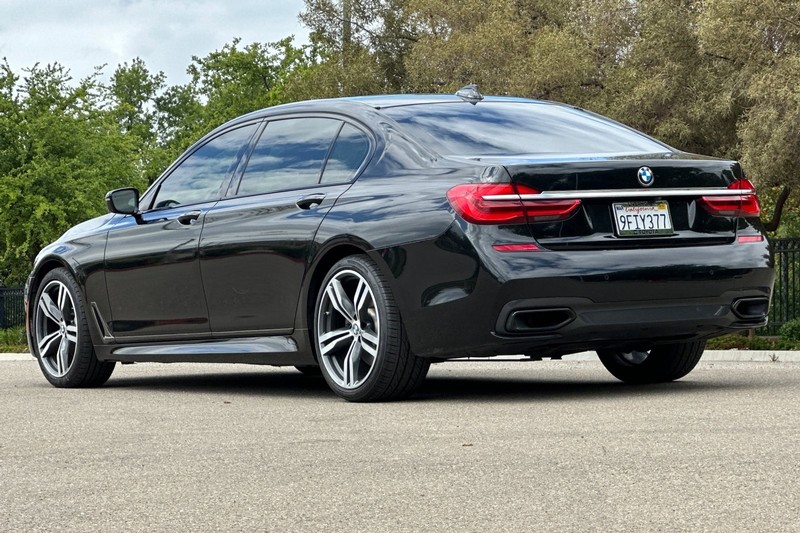 BMW 7 Series Vehicle Full-screen Gallery Image 06