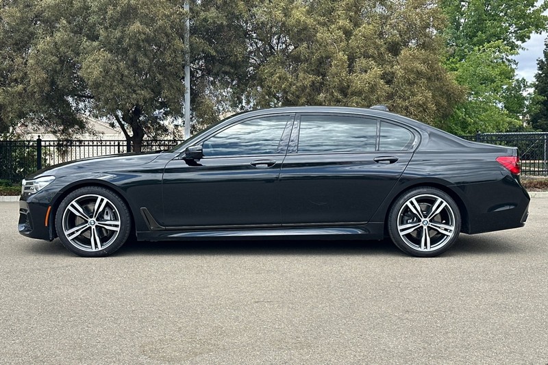 BMW 7 Series Vehicle Full-screen Gallery Image 07