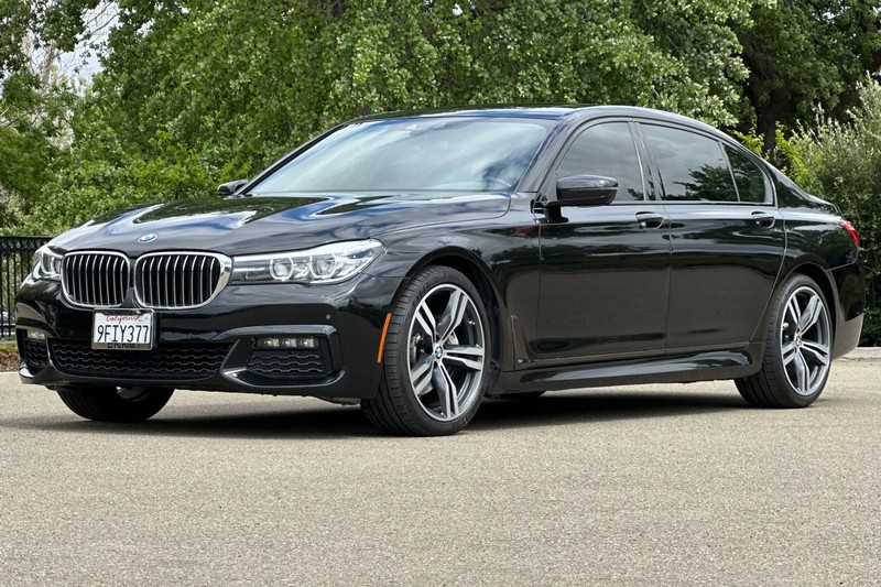 BMW 7 Series Vehicle Full-screen Gallery Image 08