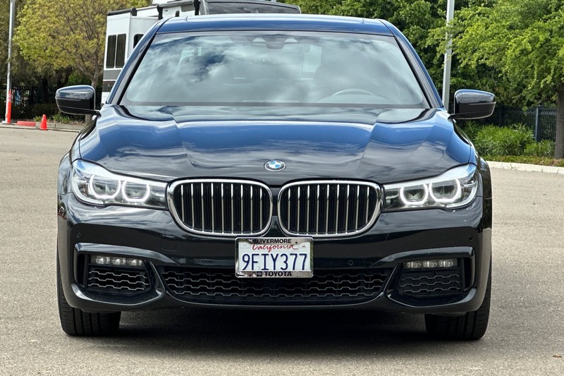 BMW 7 Series Vehicle Full-screen Gallery Image 09