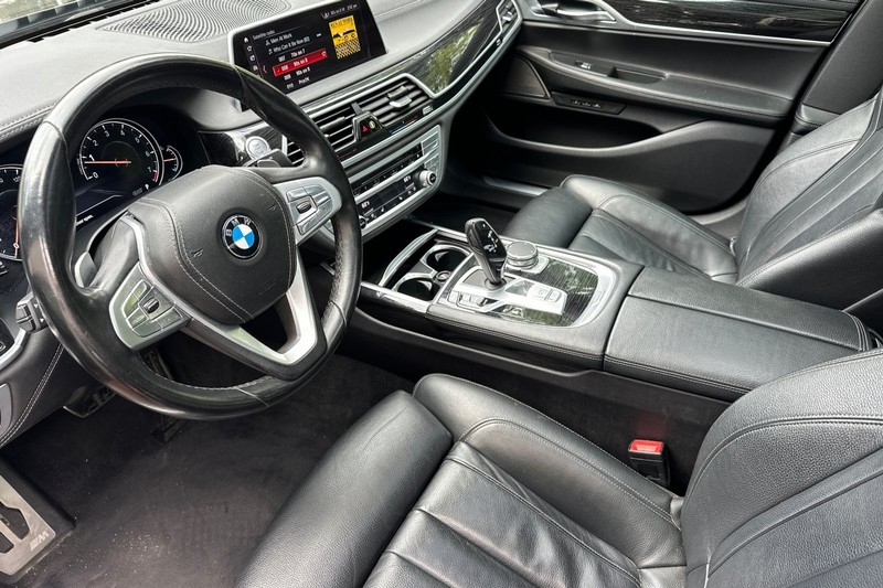 BMW 7 Series Vehicle Full-screen Gallery Image 10