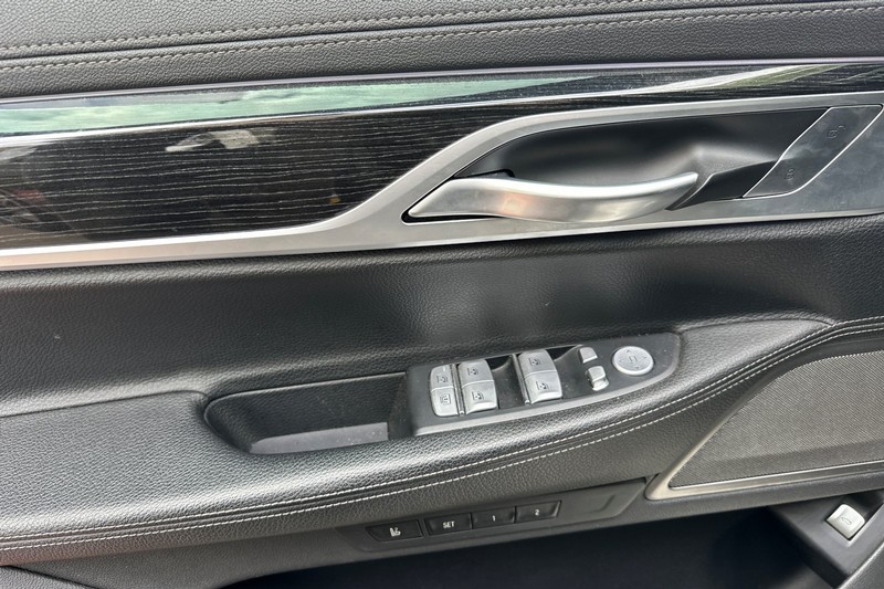BMW 7 Series Vehicle Full-screen Gallery Image 11