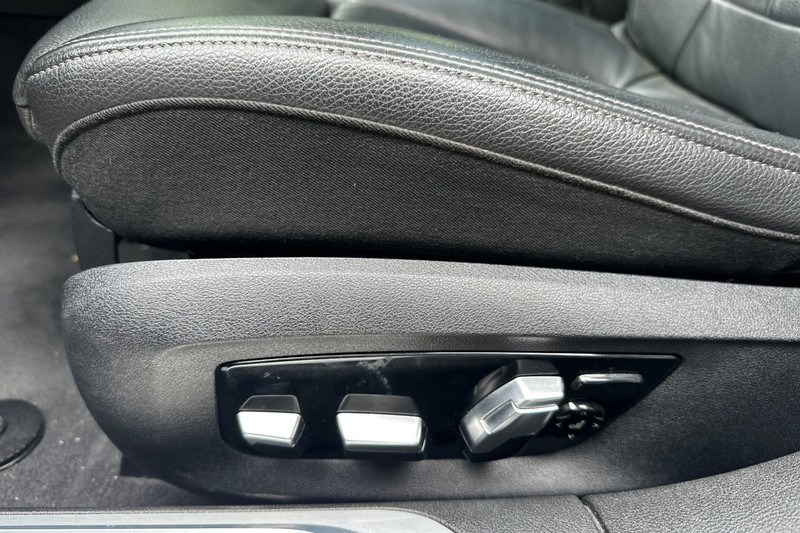 BMW 7 Series Vehicle Full-screen Gallery Image 13