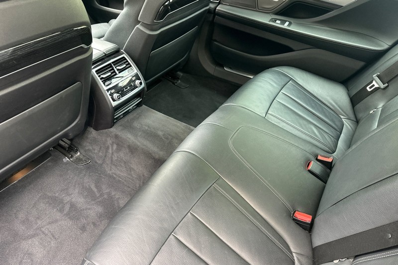 BMW 7 Series Vehicle Full-screen Gallery Image 14