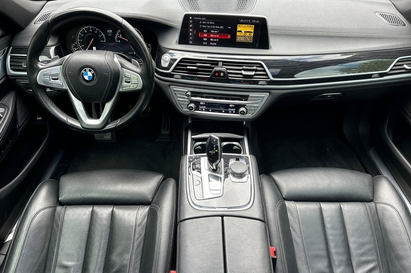 BMW 7 Series Vehicle Full-screen Gallery Image 15