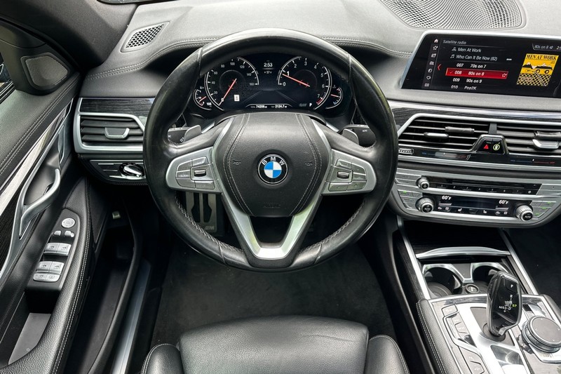 BMW 7 Series Vehicle Full-screen Gallery Image 16