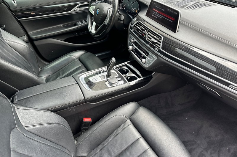 BMW 7 Series Vehicle Full-screen Gallery Image 18