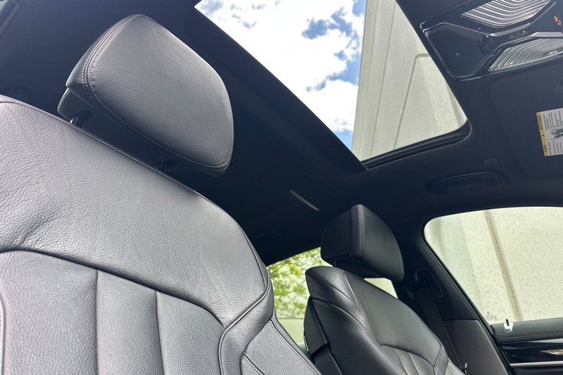 BMW 7 Series Vehicle Full-screen Gallery Image 19