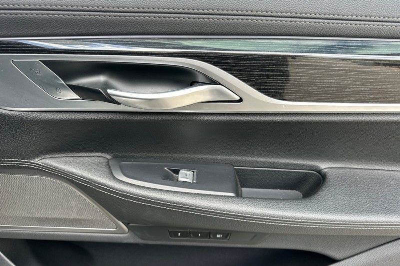 BMW 7 Series Vehicle Full-screen Gallery Image 20