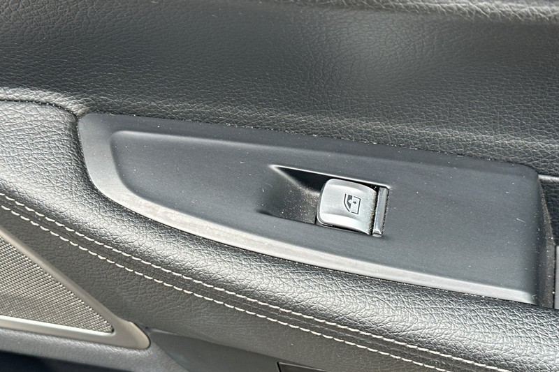 BMW 7 Series Vehicle Full-screen Gallery Image 21