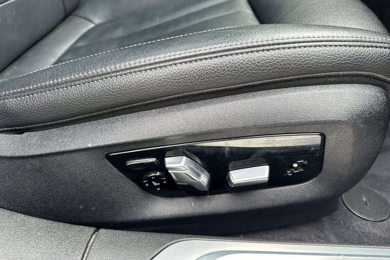 BMW 7 Series Vehicle Full-screen Gallery Image 22