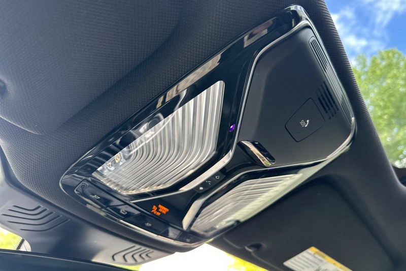 BMW 7 Series Vehicle Full-screen Gallery Image 23