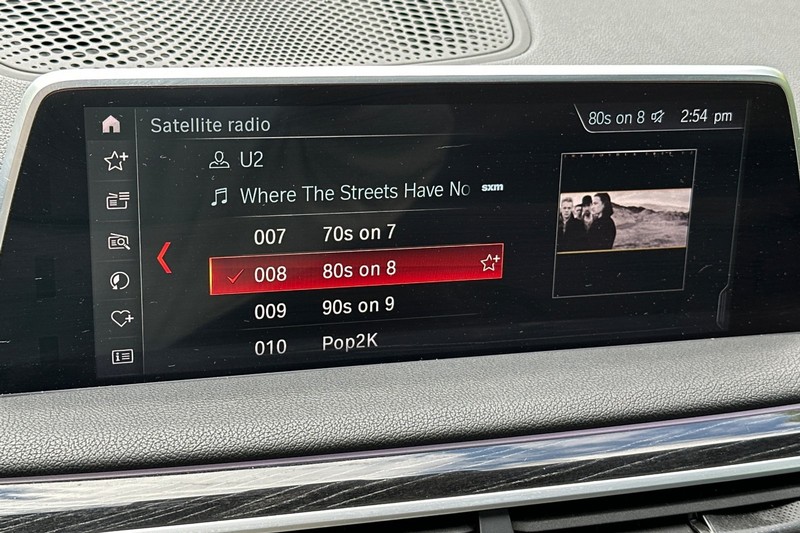 BMW 7 Series Vehicle Full-screen Gallery Image 25