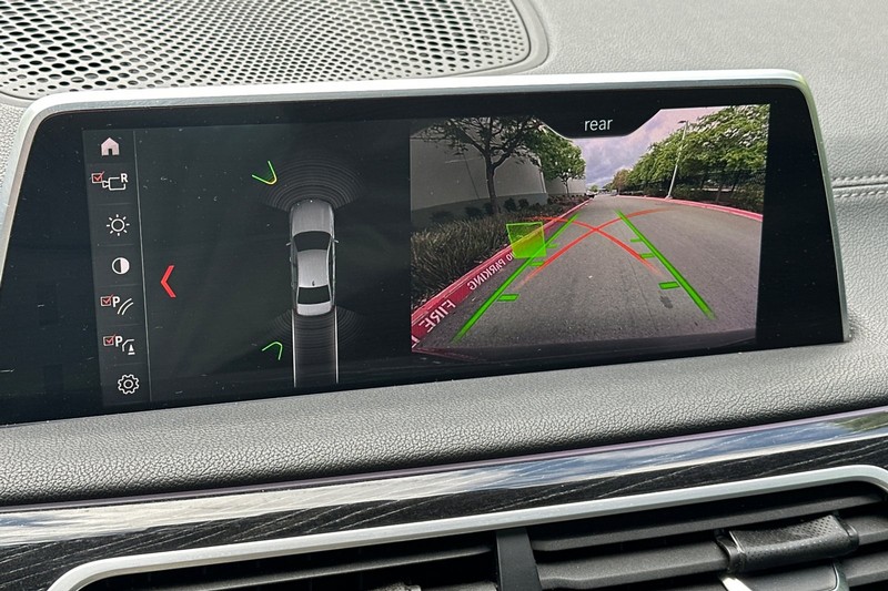 BMW 7 Series Vehicle Full-screen Gallery Image 26