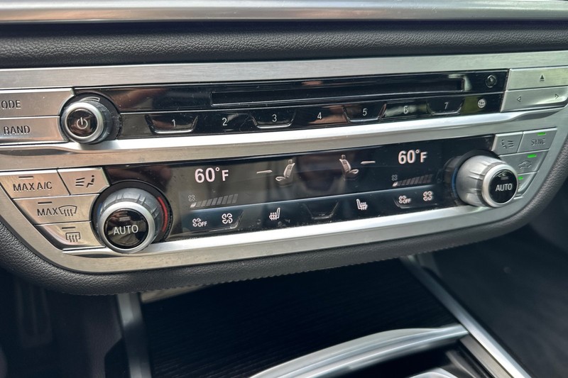 BMW 7 Series Vehicle Full-screen Gallery Image 27