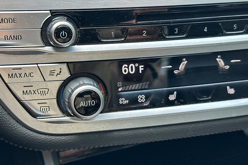 BMW 7 Series Vehicle Full-screen Gallery Image 28