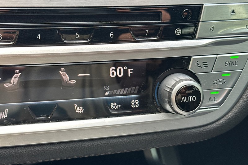 BMW 7 Series Vehicle Full-screen Gallery Image 29