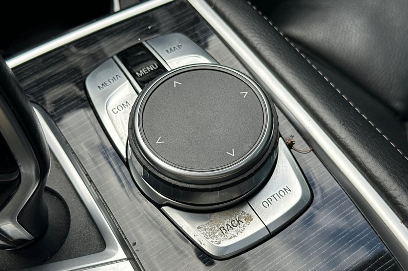 BMW 7 Series Vehicle Full-screen Gallery Image 31