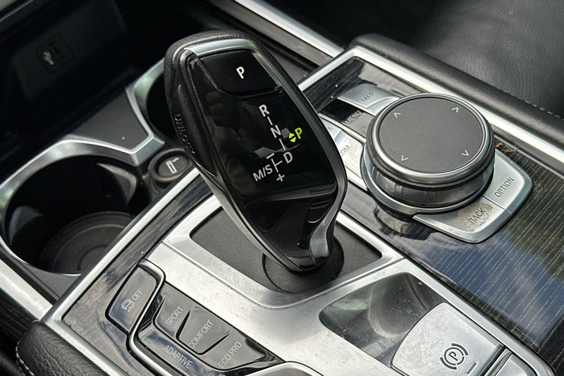 BMW 7 Series Vehicle Full-screen Gallery Image 33