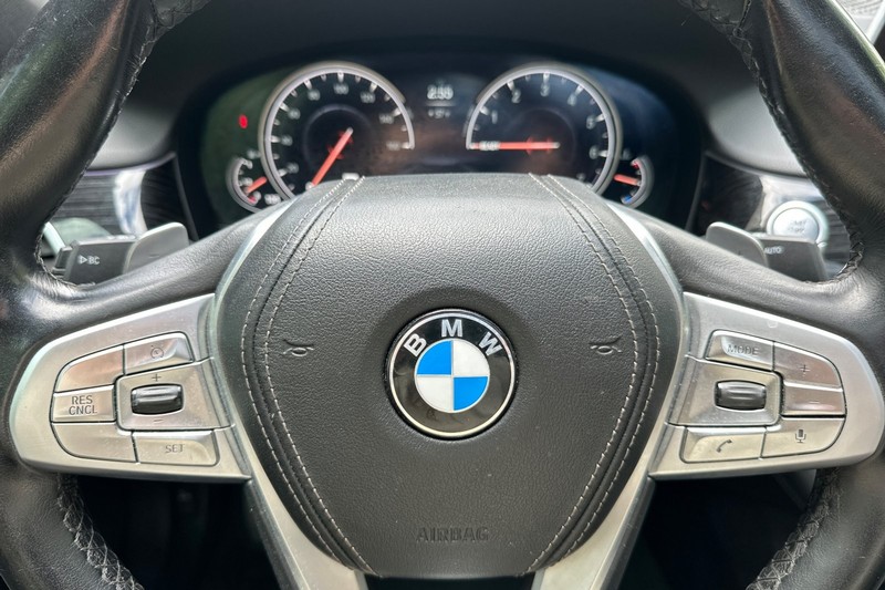 BMW 7 Series Vehicle Full-screen Gallery Image 35