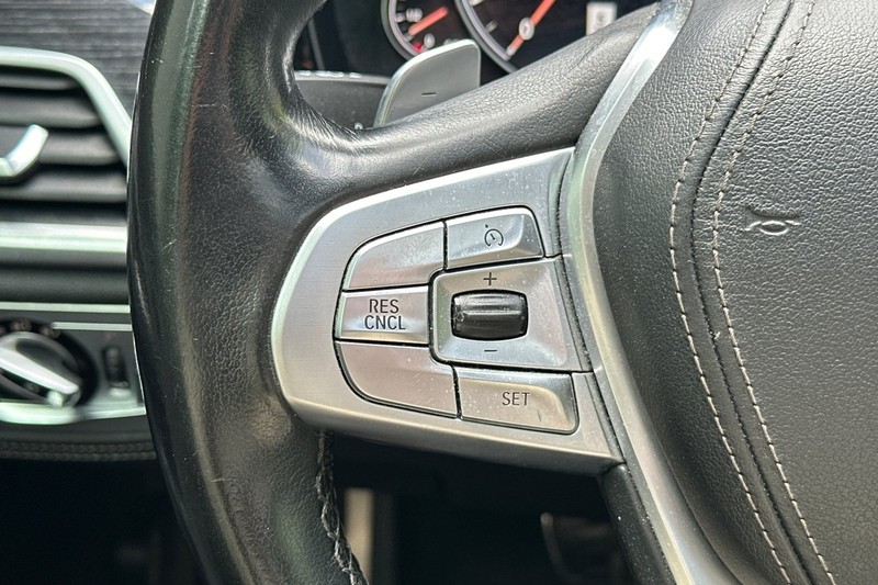 BMW 7 Series Vehicle Full-screen Gallery Image 36
