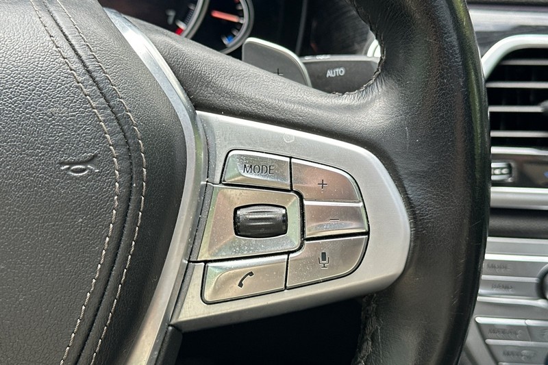 BMW 7 Series Vehicle Full-screen Gallery Image 38